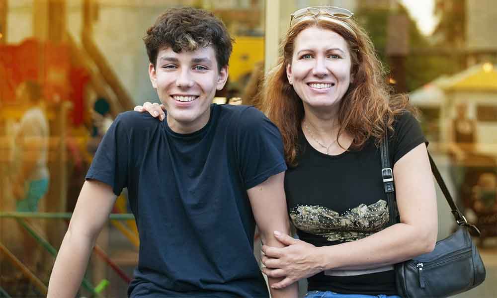 The teen account must have an adult joint owner and be linked to the adult's qualifying checking account.